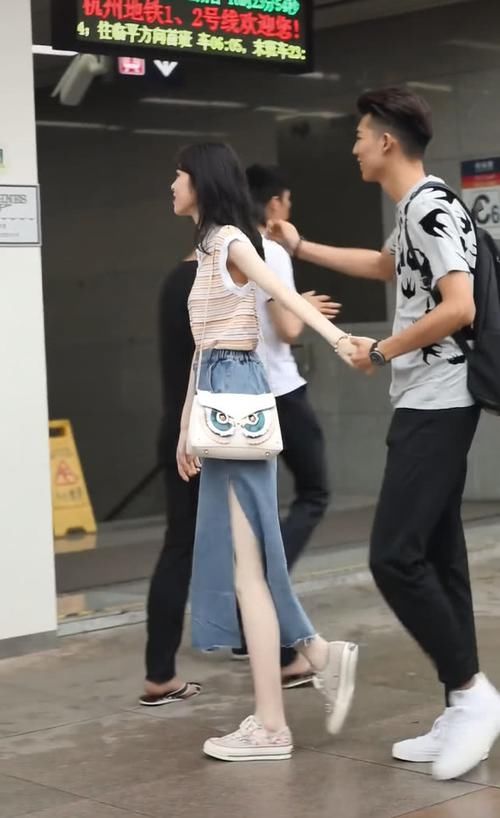  高度@姑娘腿多白？是你涂了5斤面粉都达不到的高度，看到脸我沉默了！