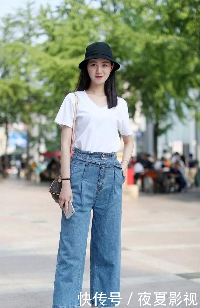 时髦精女孩■白T只做内搭太可惜,学达人三个''时髦心机'',脱下外套也超美!