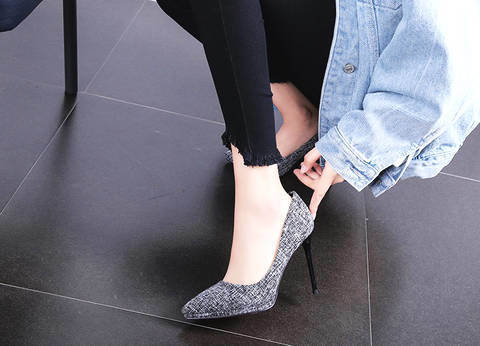 简约而时尚的布料纹理，让穿上这款高跟鞋的人更加的性感