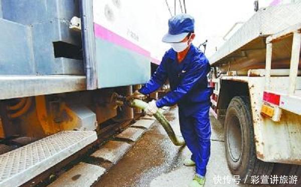  「列车长」火车上的厕所是直通轨道，难道不会污染环境吗？列车