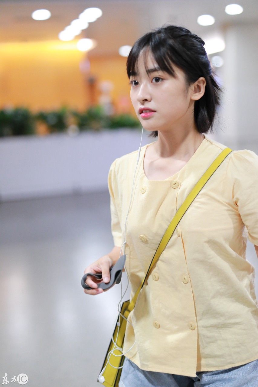 沈月身着T恤短裤，搭配黑色皮鞋亮相机场，步伐轻松自然!