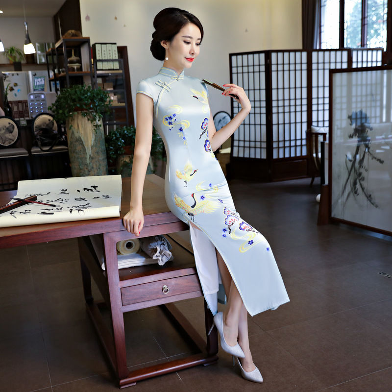 刺绣真丝开叉旗袍裙，古典范十足，配中国风高跟鞋，彰显女人气质