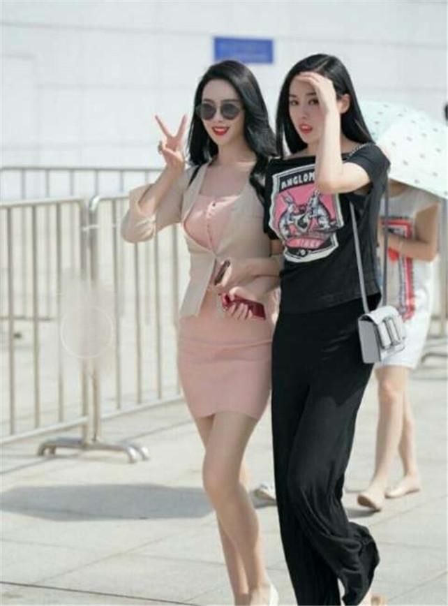 街拍美女:穿浅蓝色衬衫的美女，穿暗红色长裙的美女等街拍美女