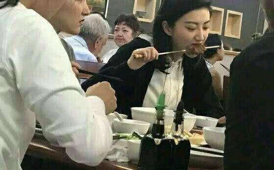 景甜摆拍假吃被网友当场戳穿，女明星的瘦身秘笈居然是这样