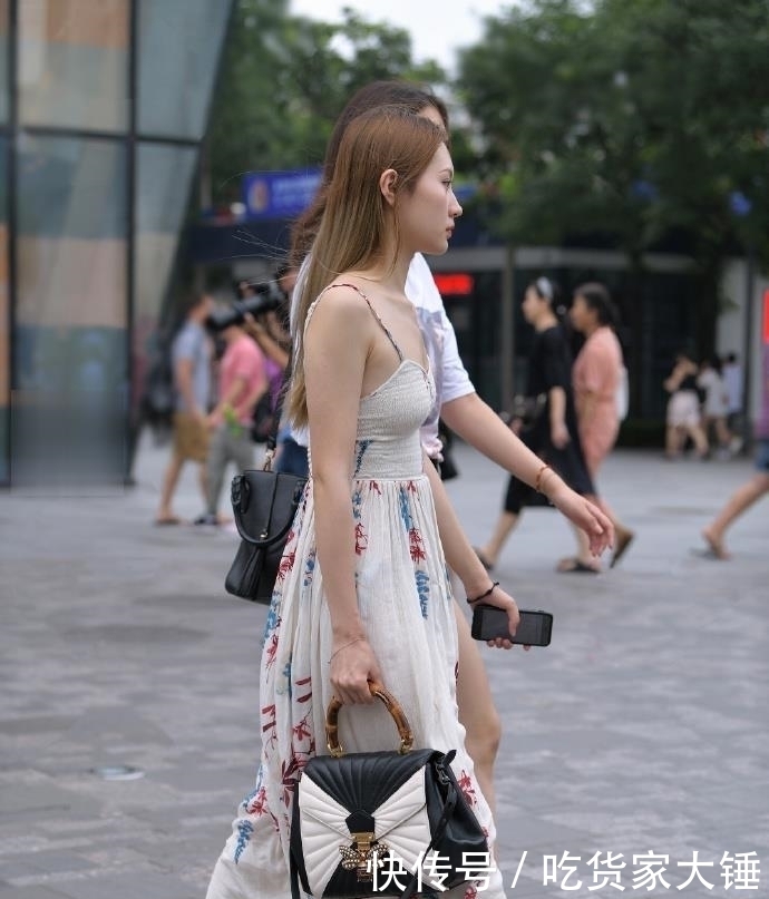  吊带■街拍：身穿吊带枫叶裙的小姐姐，魅力十足的女神范儿！