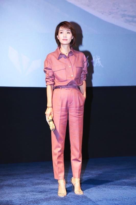 马伊琍好不容易穿次裙子，却搭了双凉拖鞋，网友:拖鞋毁所有!