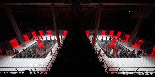 『时装周』2020秋冬时装周:玩转性别印象,Prada展现女性的强大力量