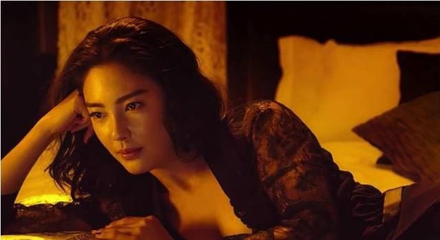 耿直妞炫富却圈粉无数，回应“毯霸”让人无法反驳，真性情招人爱