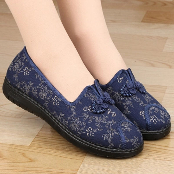 终于等到，比镂空鞋还时髦的女鞋，这几款妈妈鞋，洋气的不得了