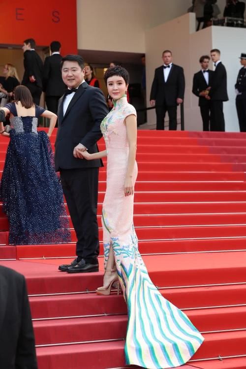 『凹凸』金巧巧身材真好!穿嫩粉色典雅旗袍秀凹凸好身材,富豪老公像陪衬