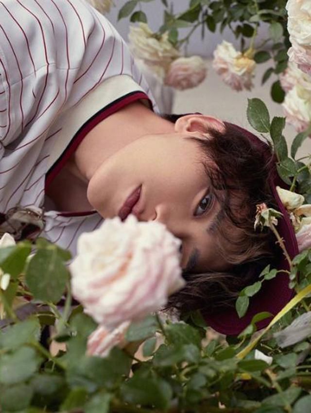 刻意模仿还是有默契？蔡徐坤穿王俊凯同款球衣，连搭配细节都相似