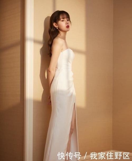 开叉■今穿抹胸开叉裙，配齐刘海美成萝莉，因《无心法师》岳绮罗而出名