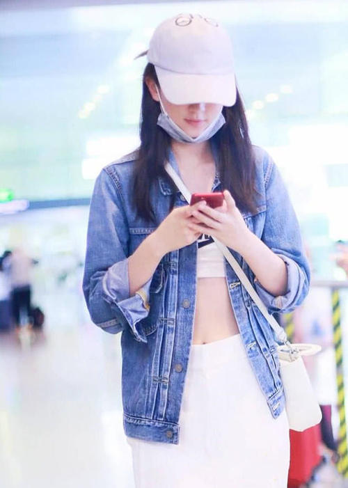 乔欣的穿衣风格直接变了，清纯不再，网友：穿个抹胸就出门