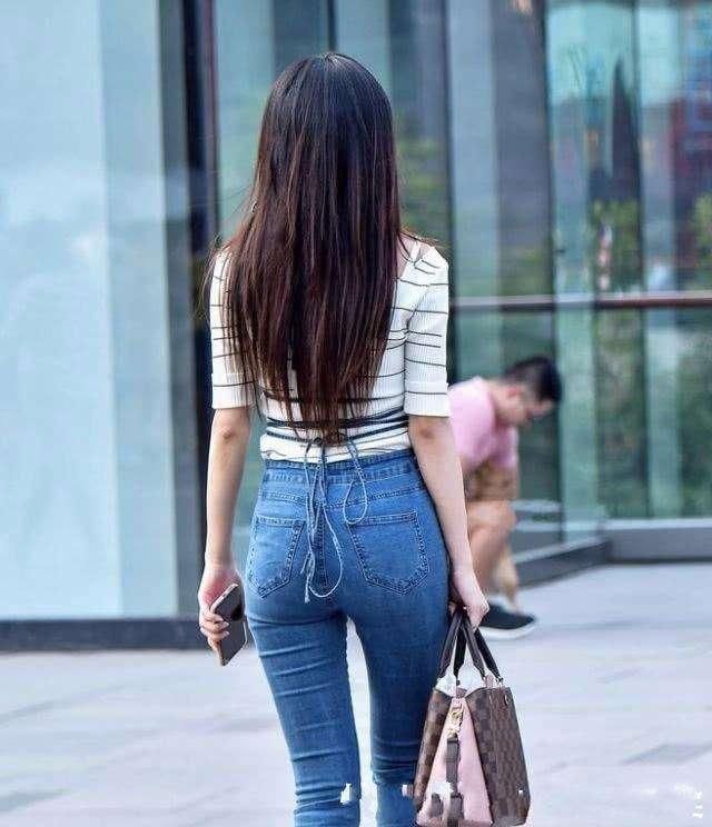 微卷长发的美女加上凹凸有致的身材，非常的有韵味，身材也是完美