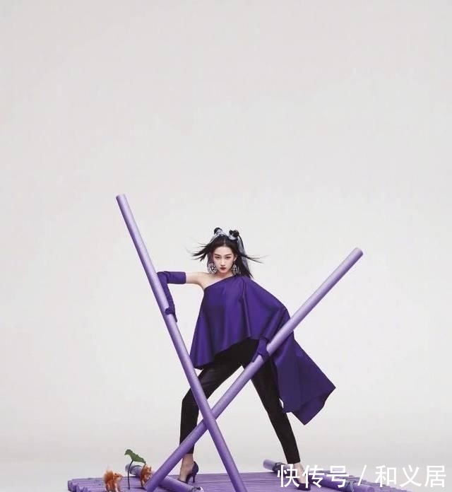 写真■关晓彤变身“破次元侠女”拍写真,纤细长腿吸睛十足