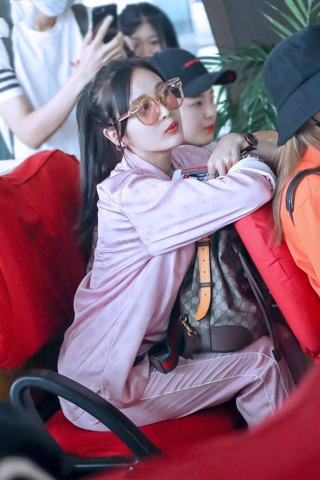 同样都是睡衣装，吴宣仪穿出公主范儿，小S好像乡村大妈！