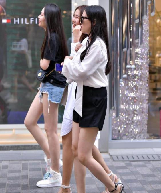  【吊带】街拍：名嫒美姝的小姐姐，一件吊带背心配牛仔热裤，时尚女性魅力
