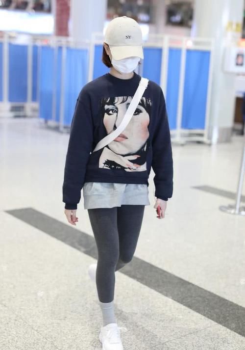 #深蓝色#李子璇真是太潮了，打底裤外穿搭配印花卫衣，一般人学不来