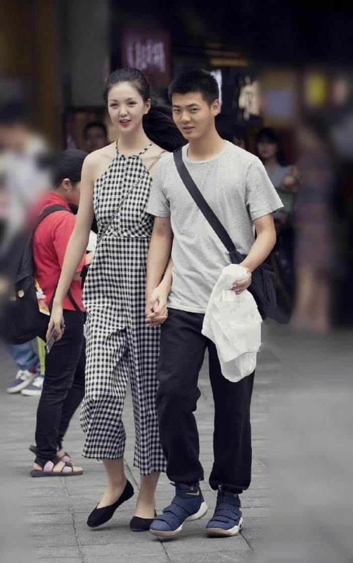 街拍：吊带短裙美女，大长腿秀得很极致！