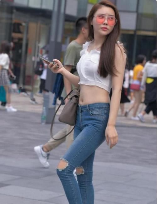  位小姐姐@“口吐莲花”的破洞牛仔裤，墨镜女神的独特纹身，网友：真别致！