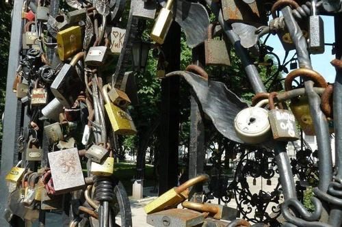 你们的爱情信物，都变成了景区垃圾