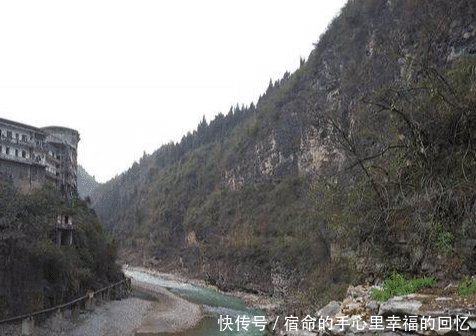 重庆悬崖上的溶洞被开辟成麻将馆，如今荒废无人识