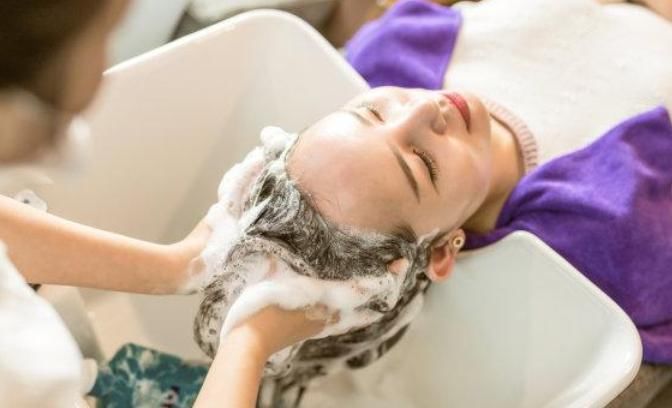  『天洗一』多久洗一次头最健康？大部分人都做错了，难怪掉那么多头发
