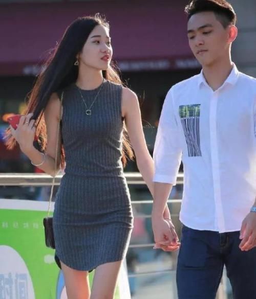  『短袖』街拍：软玉温香的美女，一件白色短袖配打底短裤，时尚女性魅力