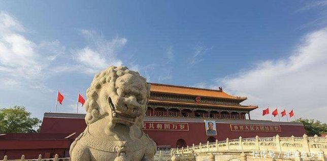 故宫旁边有个石狮子，游客不愿靠近，当地人也劝游客不要拍照