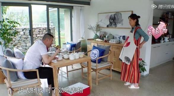 主妇蒋勤勤穿衣有一套，优雅性感，这样的女人还被嫌弃，没天理！