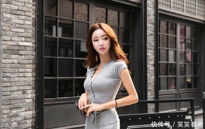  『尽显』街拍美女：身材紧致的小姐姐，紧身裙穿搭，尽显时尚魅力！