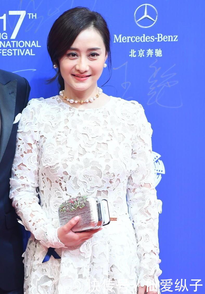  加上：陈德容真会穿，白色连衣裙加上刺绣，让裙子看起来更加精致大气
