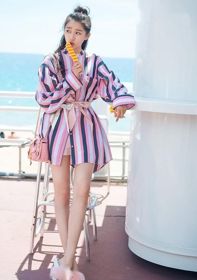 关晓彤也疯狂，为露脚踝把裤子都撕到小腿，这波操作很服气