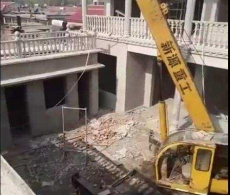 农民老张盖房，建好后想哭了，原来吊车没开出去，网友们速来支招