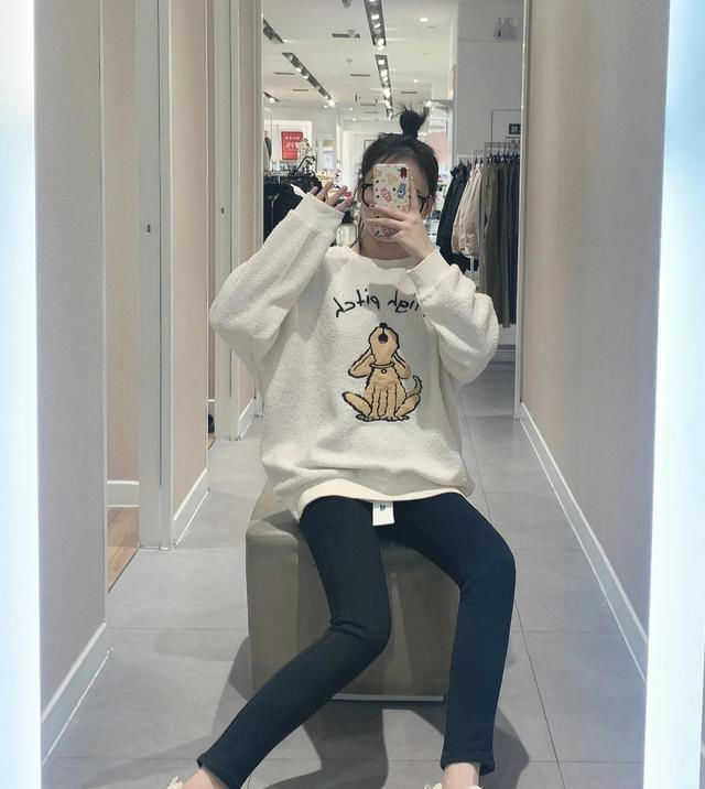  『小脚』阔腿裤已经不流行了,聪明女人都在穿小脚裤,真是太美了