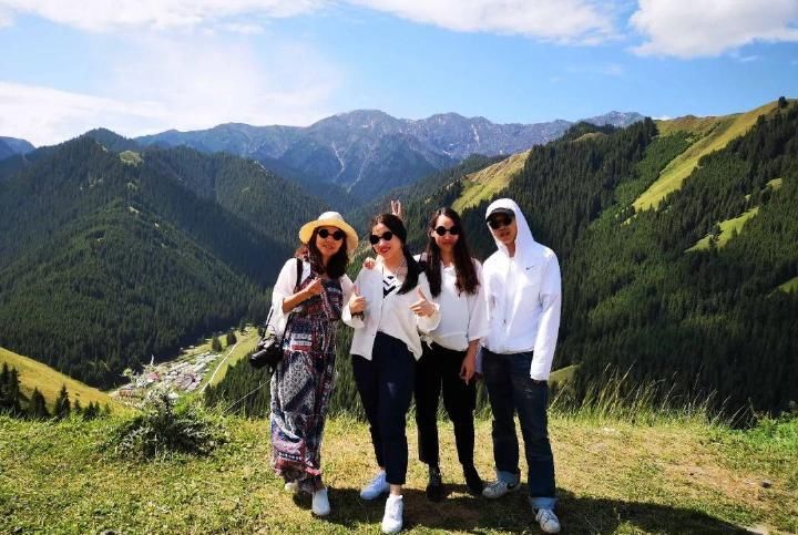 新疆旅行, 偶遇几个老师, 四女一男租车自驾同吃同住近一周