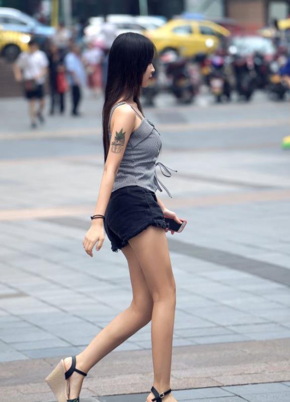 街拍:超高颜值的潮流美女,每个都是精致的女孩