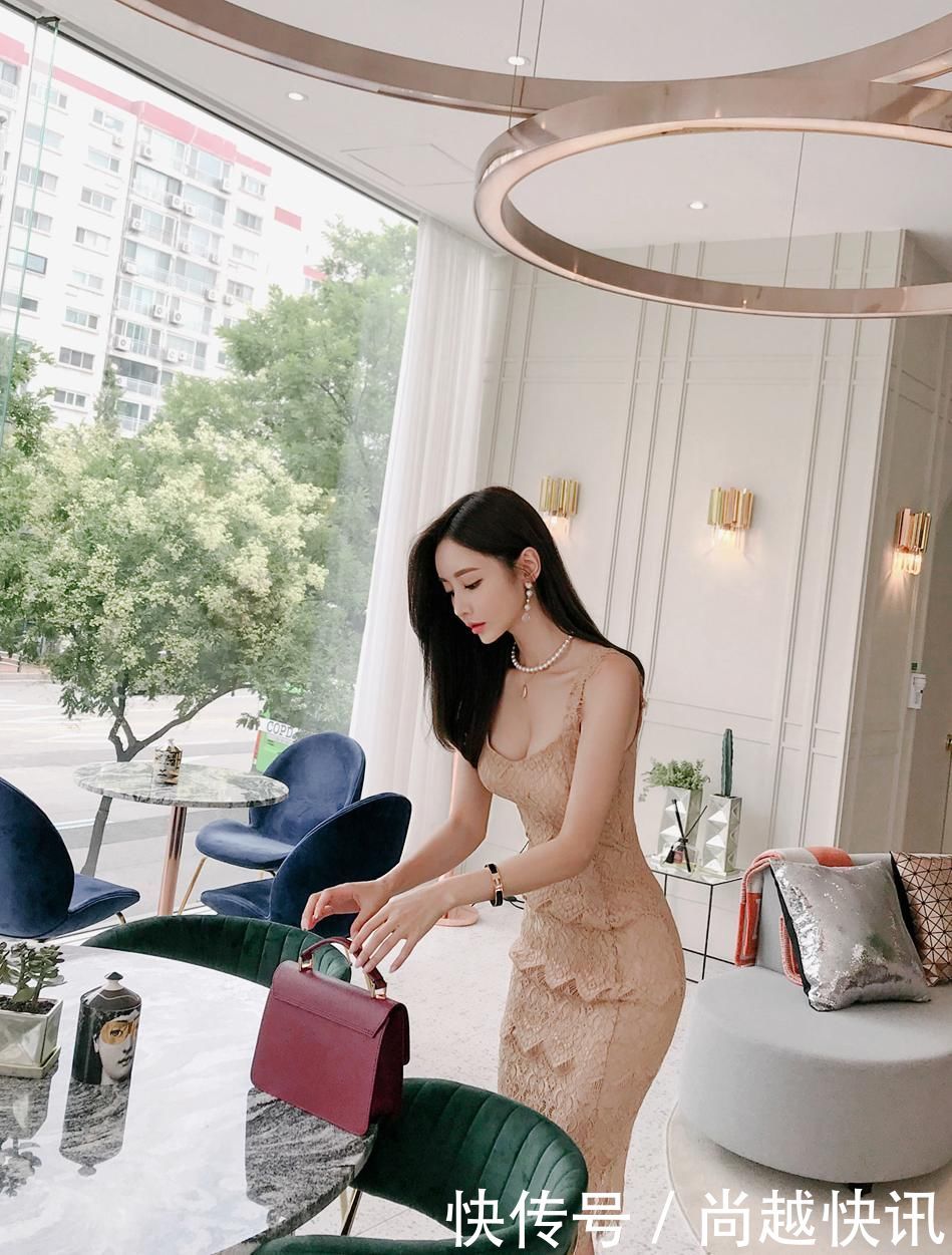 「蕾丝」街拍美女穿裸色蕾丝连衣裙,在不经意间流露出含蓄的性感魅力