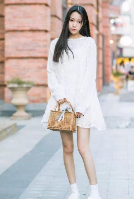『波浪』街拍:波浪卷的长发小美女,破洞裤配小白鞋,简单又大方