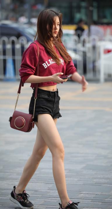 妹子们还不知道如何穿搭？看看姐姐的鲨鱼鳍露背装，野性十足