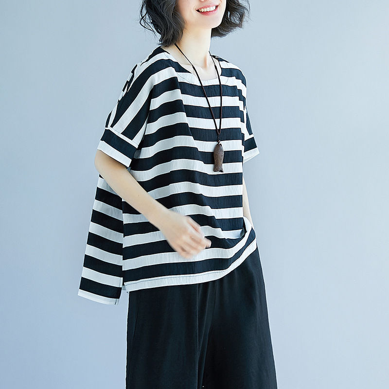 身材丰满的女生穿这样的，紧身T恤性感火辣，男人都直勾勾的看着