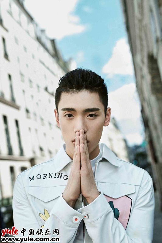 王子异街拍造型曝光 巴黎街头诠释欧式复古