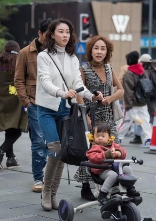  印花款式@路人街拍，小姐姐迷彩上衣搭配牛仔热裤，看起来御姐范特别足