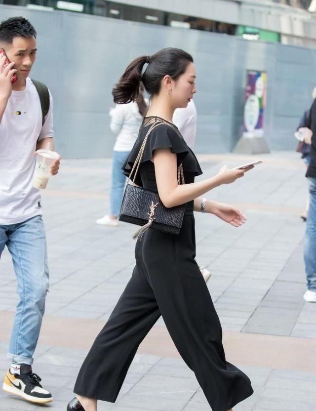  「少女」路人街拍，靓女少女感十足，穿着白色的连衣短裙，充满风情