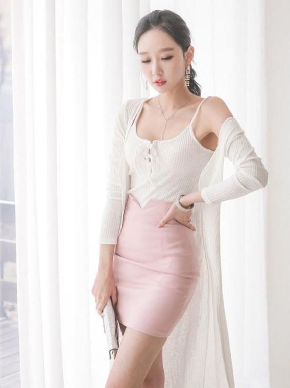 身材丰盈的紧身裙美女，线条轮廓特别养眼，非常显气质!