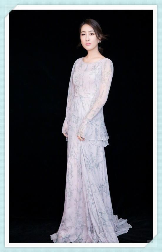 马苏真豪放，浑身上下就穿一件睡衣走机场，网友：37岁也疯狂！