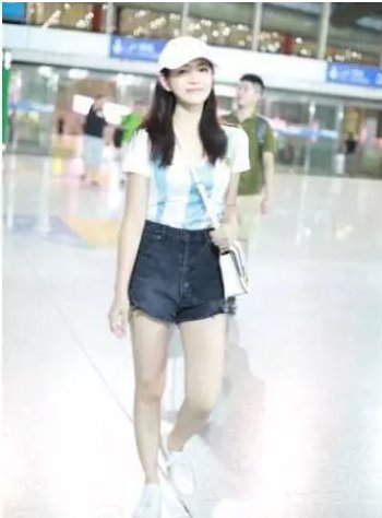 瘦了?陈妍希的小蛮腰、大长腿都出来了，网友:最近在健身