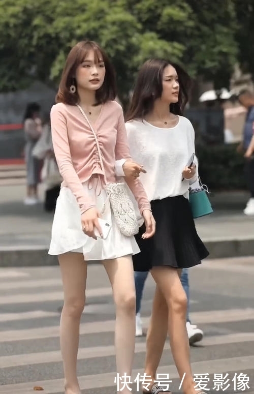 美女|美女太“年轻”了,和女神穿闺蜜装,腿像10年没洗一样,佩服!