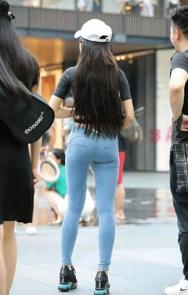 小姐姐@街拍:个性十足的小姐姐,这一身太有设计感了!