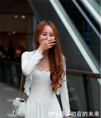 小美女:街拍:身材高挑的小美女,骨感的美人,转头一笑百媚生